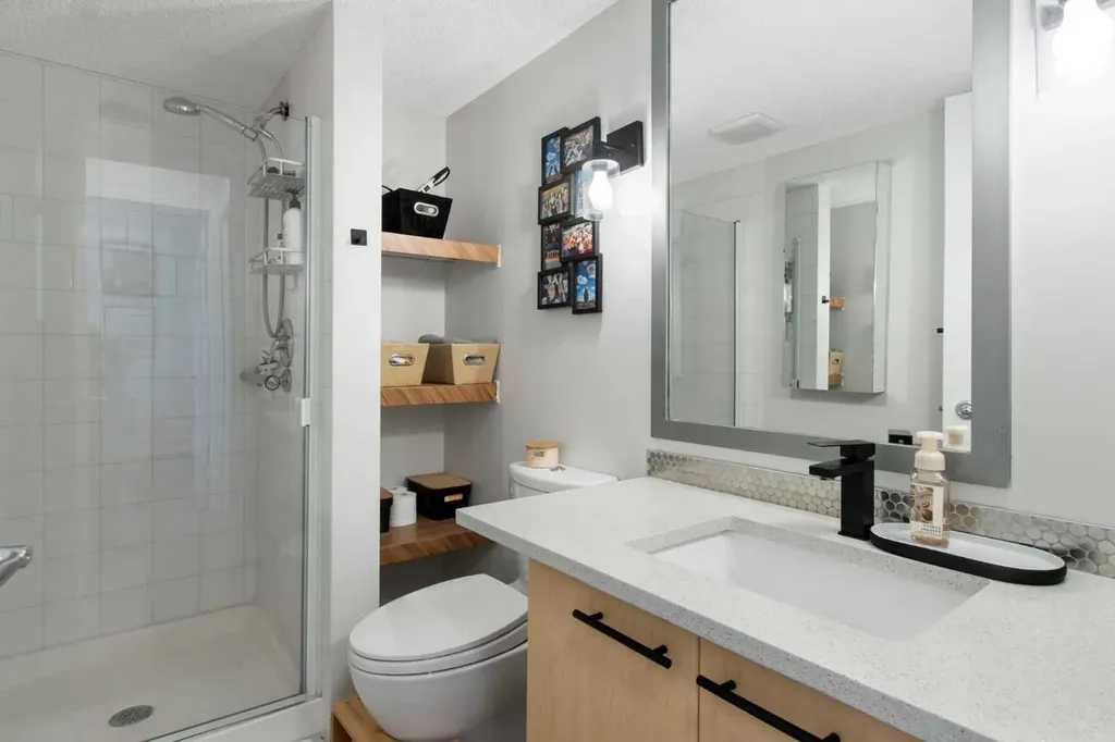 22 Richard Place SW Calgary AB T3E7N6