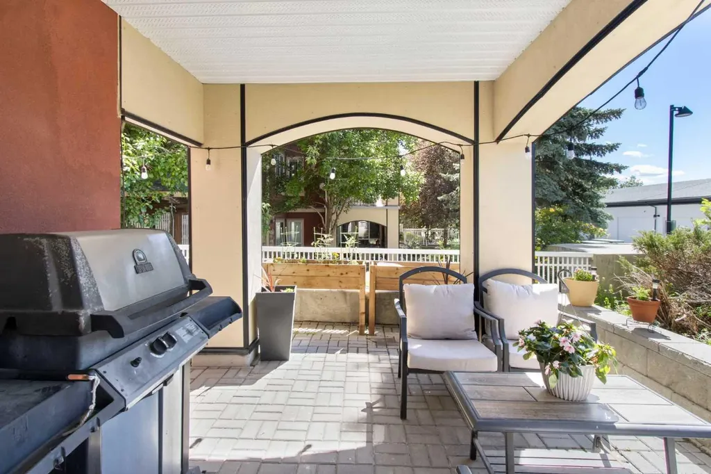 22 Richard Place SW Calgary AB T3E7N6