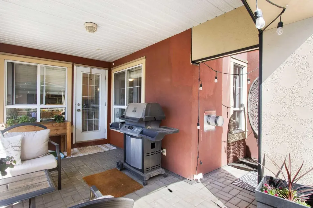 22 Richard Place SW Calgary AB T3E7N6