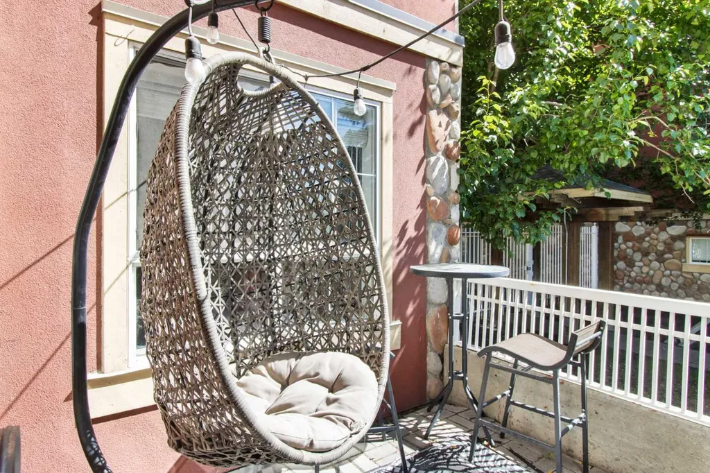 22 Richard Place SW Calgary AB T3E7N6
