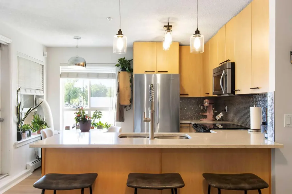 22 Richard Place SW Calgary AB T3E7N6