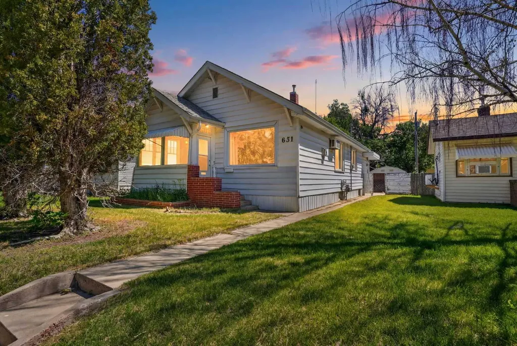 631 14 Street S Lethbridge AB T1J 2Y2