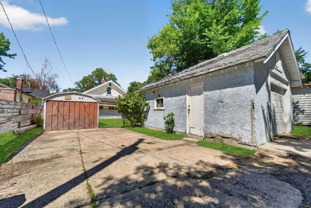 631 14 Street S Lethbridge AB T1J 2Y2