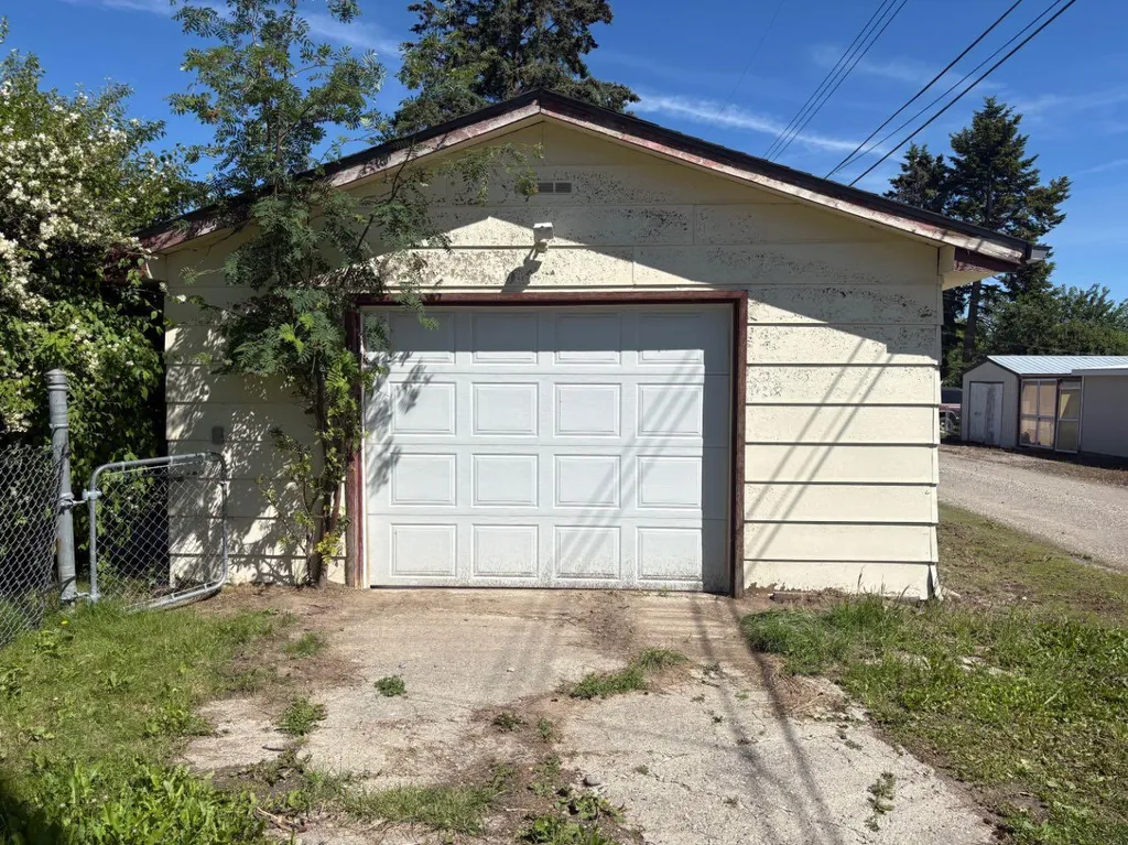 5035 48 Street Rocky Mountain House AB T4T1M4