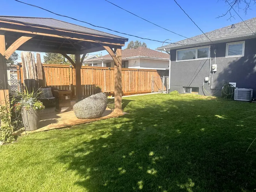 65 14 Street NW Medicine Hat AB T1A 6R5