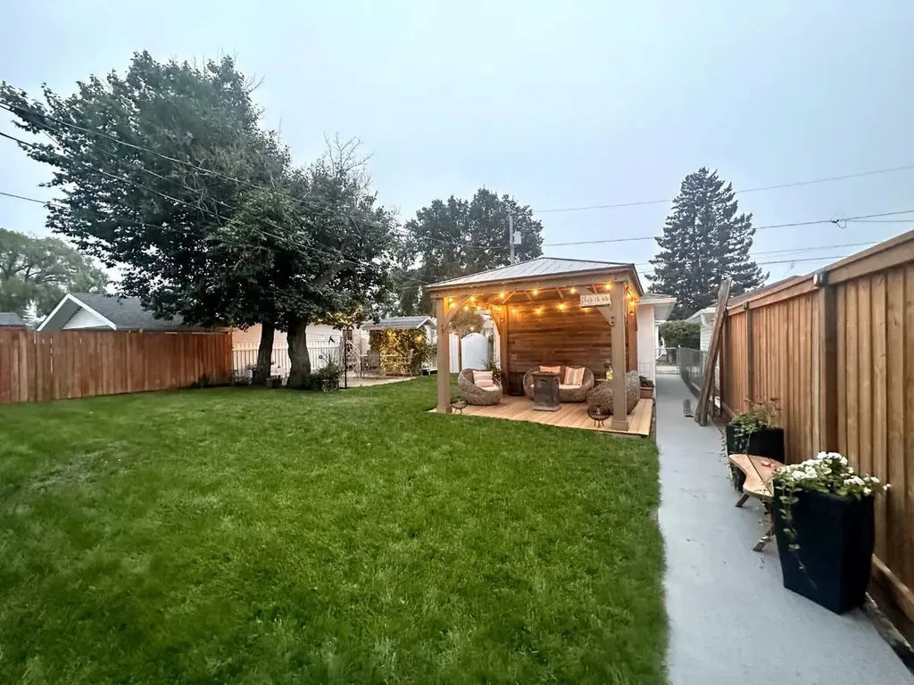 65 14 Street NW Medicine Hat AB T1A 6R5