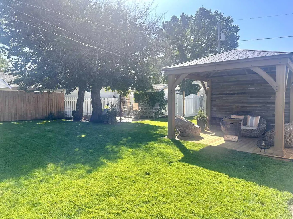 65 14 Street NW Medicine Hat AB T1A 6R5