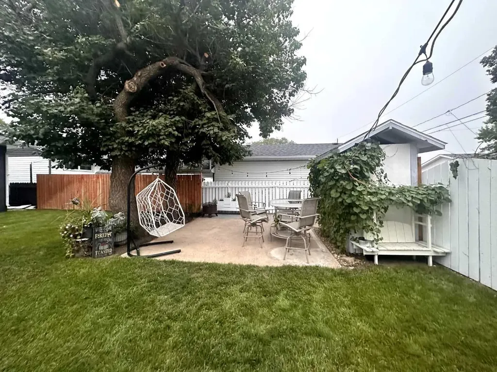 65 14 Street NW Medicine Hat AB T1A 6R5