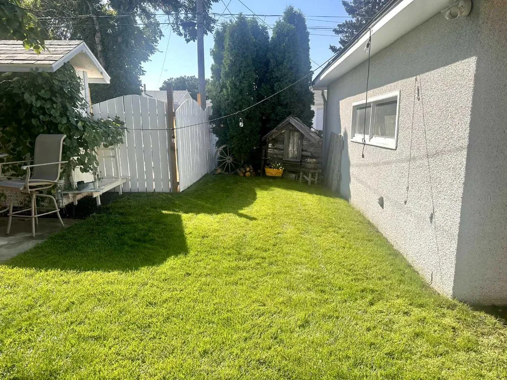 65 14 Street NW Medicine Hat AB T1A 6R5