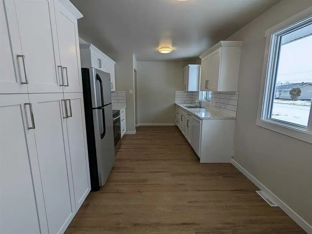 65 14 Street NW Medicine Hat AB T1A 6R5