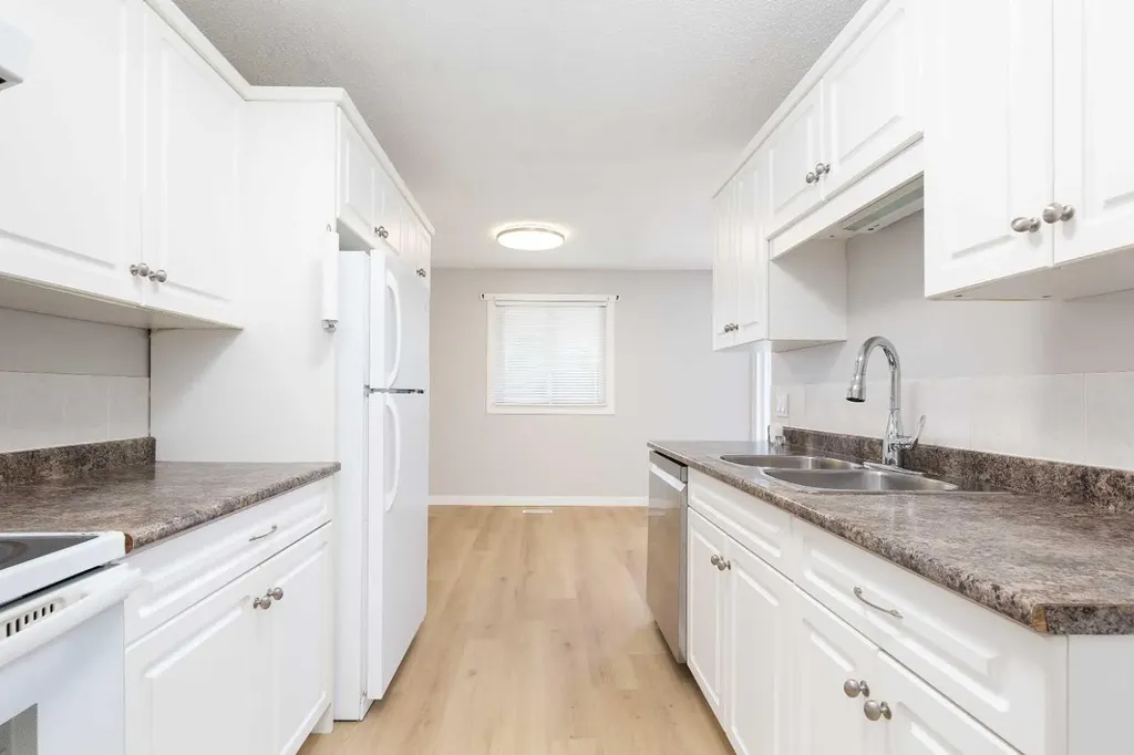 5 Acadia Road W Lethbridge AB T1K 4C1