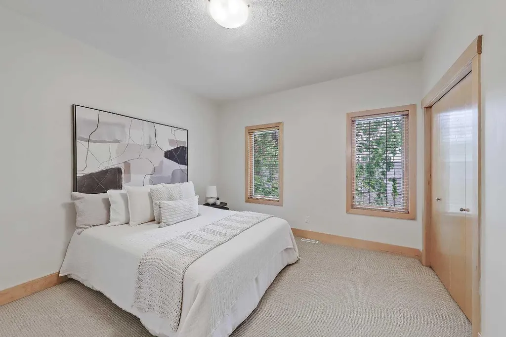17 Somme Boulevard SW Calgary AB T2T 6K7