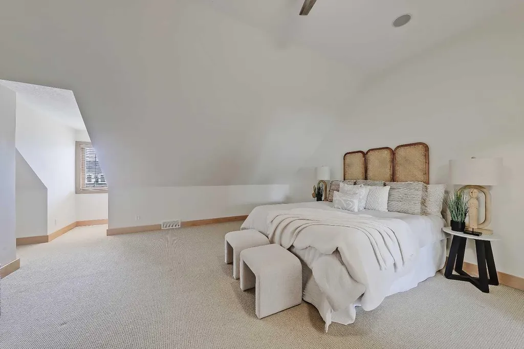 17 Somme Boulevard SW Calgary AB T2T 6K7