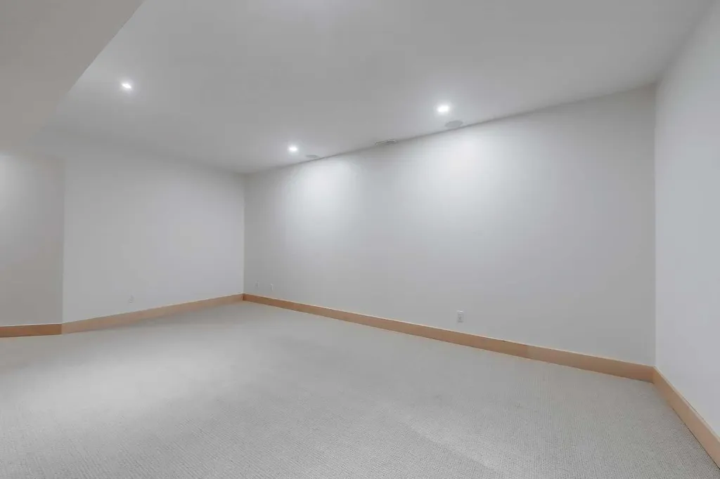 17 Somme Boulevard SW Calgary AB T2T 6K7