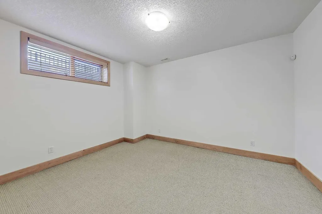 17 Somme Boulevard SW Calgary AB T2T 6K7