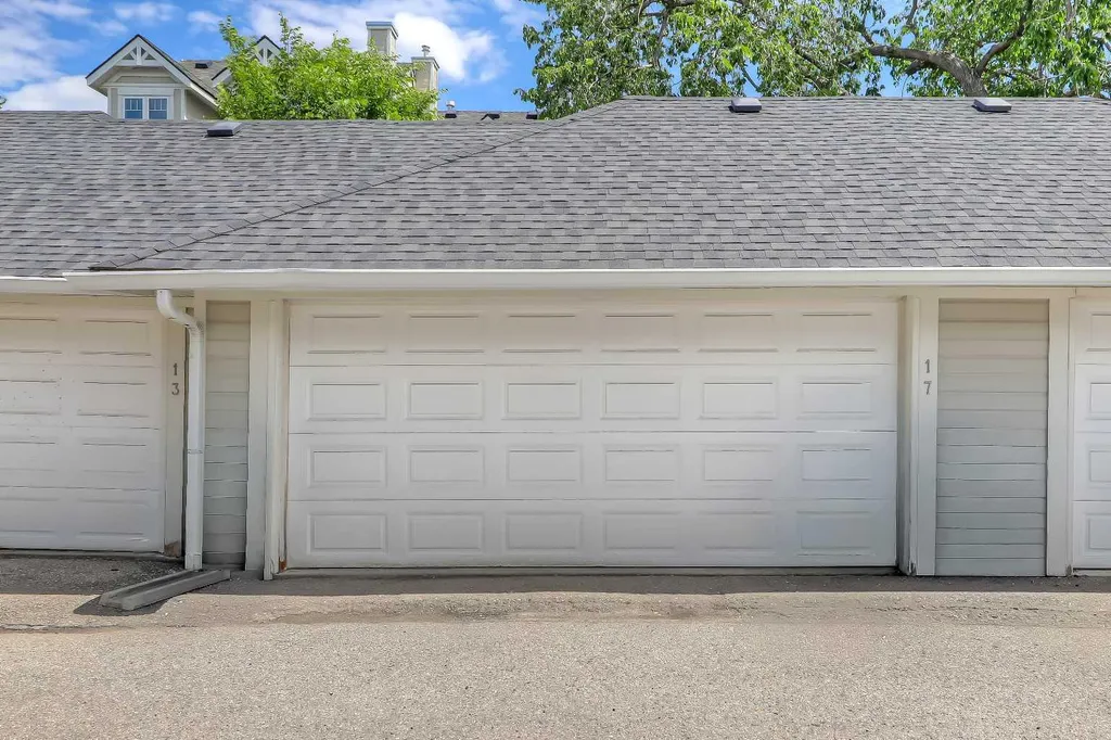 17 Somme Boulevard SW Calgary AB T2T 6K7