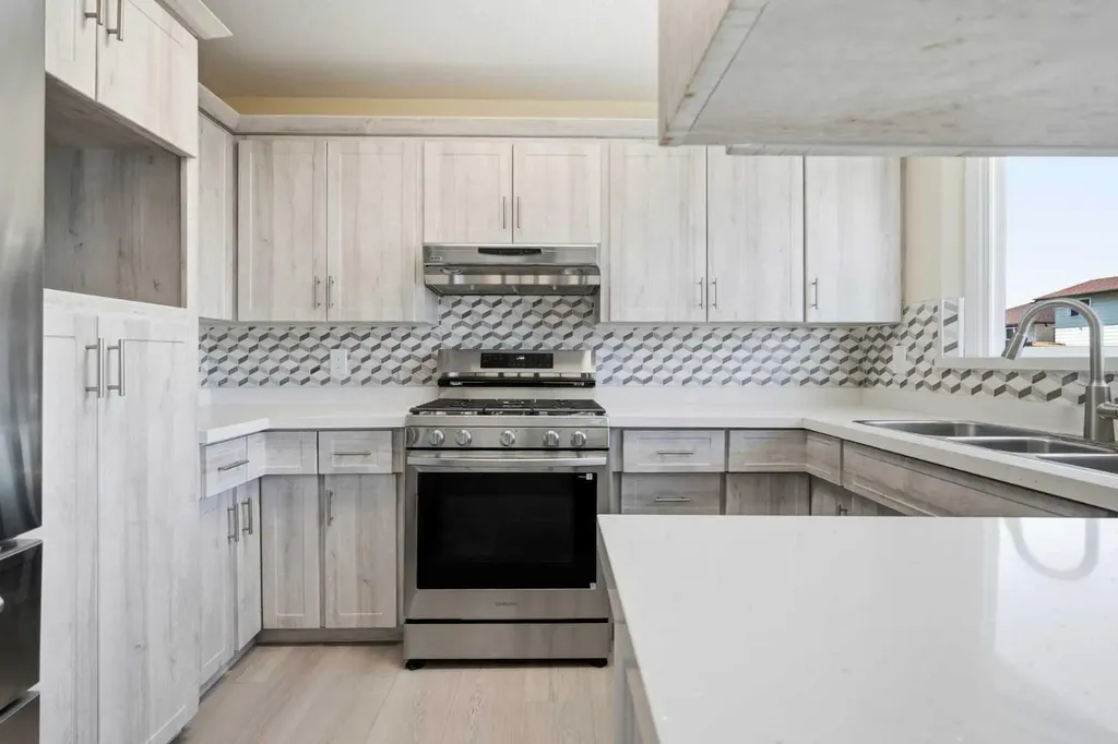 43 Beaconsfield Place NW Calgary AB T3K1W8