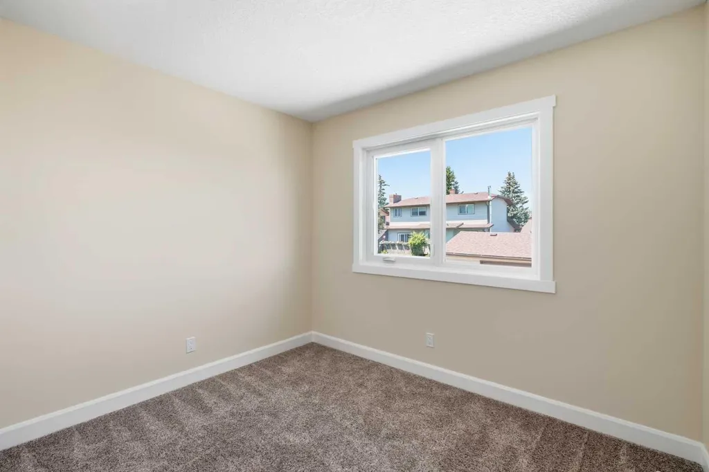 43 Beaconsfield Place NW Calgary AB T3K1W8