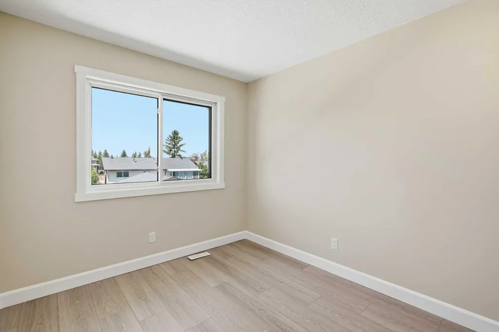 43 Beaconsfield Place NW Calgary AB T3K1W8