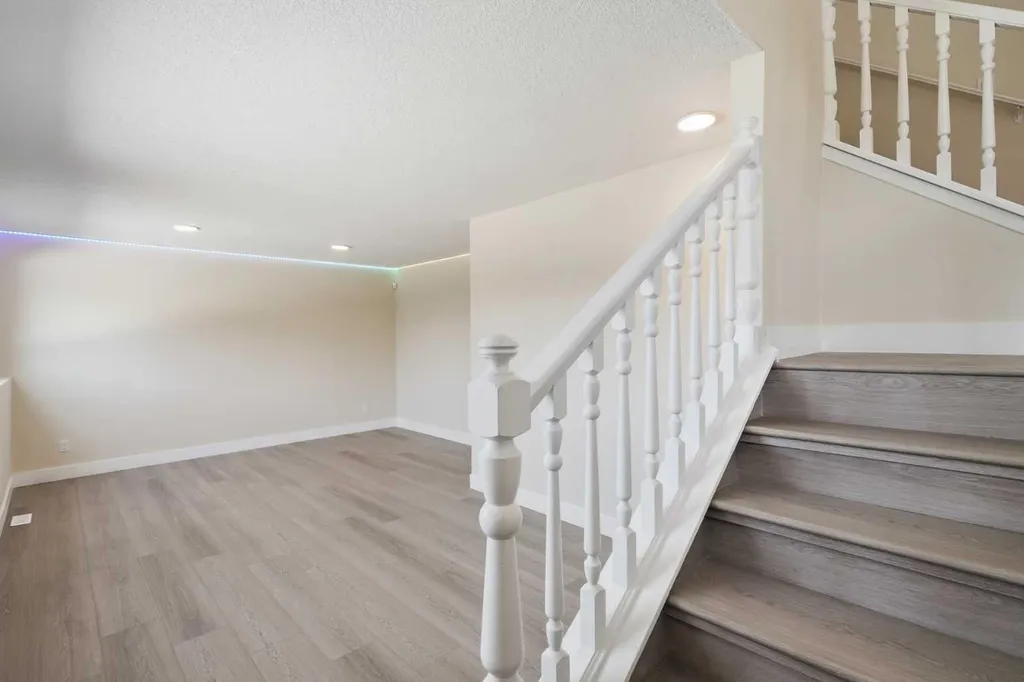 43 Beaconsfield Place NW Calgary AB T3K1W8