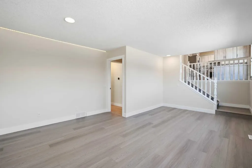 43 Beaconsfield Place NW Calgary AB T3K1W8