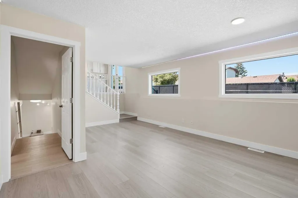 43 Beaconsfield Place NW Calgary AB T3K1W8