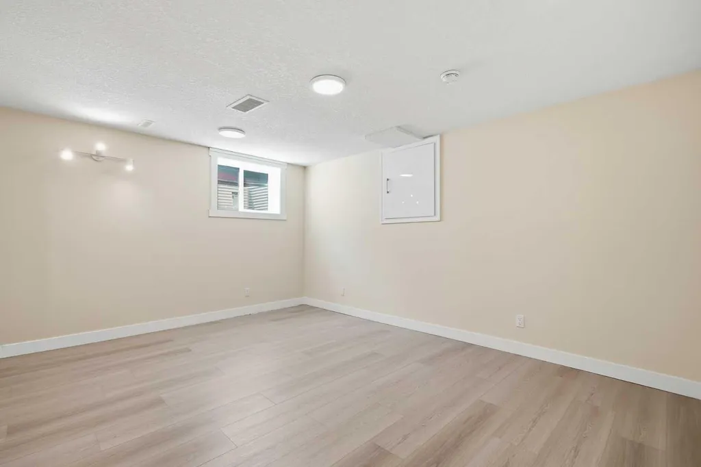 43 Beaconsfield Place NW Calgary AB T3K1W8