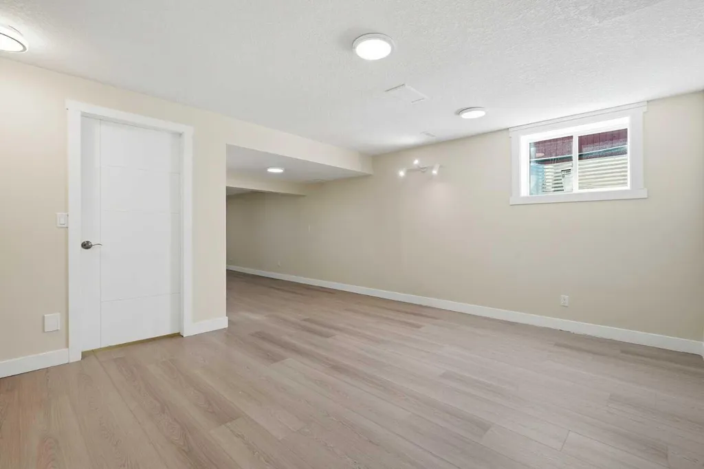 43 Beaconsfield Place NW Calgary AB T3K1W8