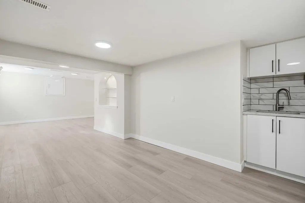 43 Beaconsfield Place NW Calgary AB T3K1W8