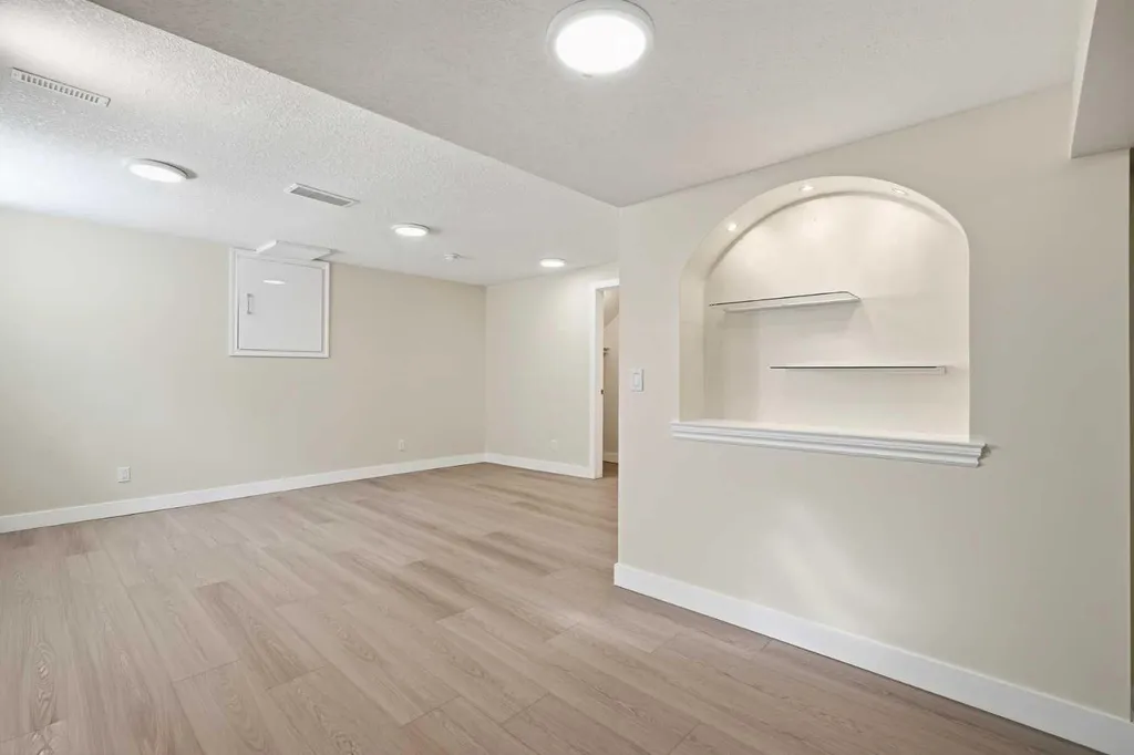 43 Beaconsfield Place NW Calgary AB T3K1W8