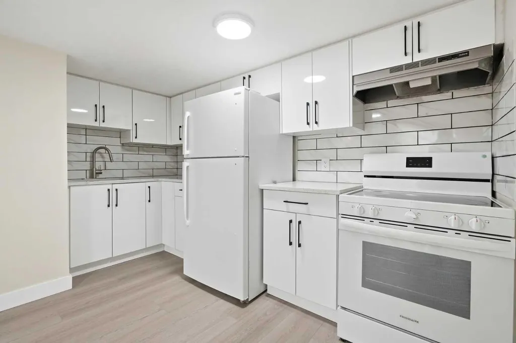 43 Beaconsfield Place NW Calgary AB T3K1W8