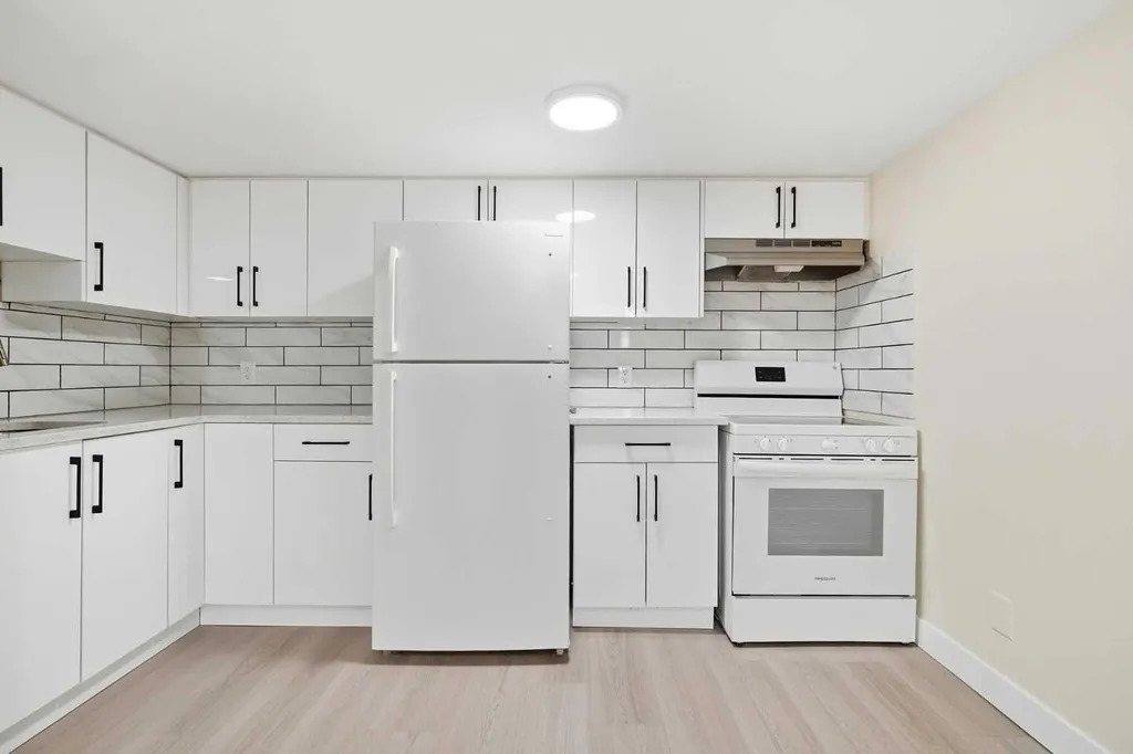 43 Beaconsfield Place NW Calgary AB T3K1W8