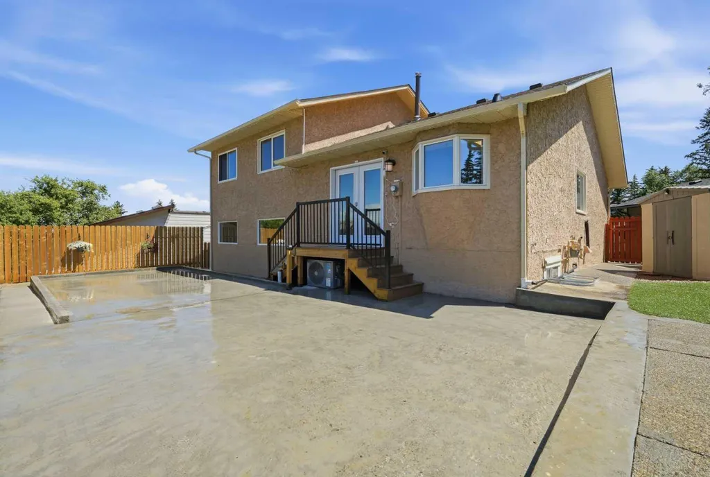 43 Beaconsfield Place NW Calgary AB T3K1W8