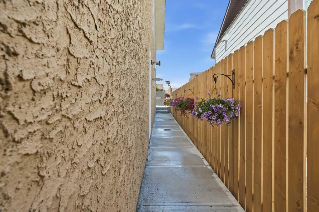 43 Beaconsfield Place NW Calgary AB T3K1W8