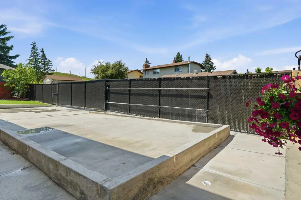 43 Beaconsfield Place NW Calgary AB T3K1W8