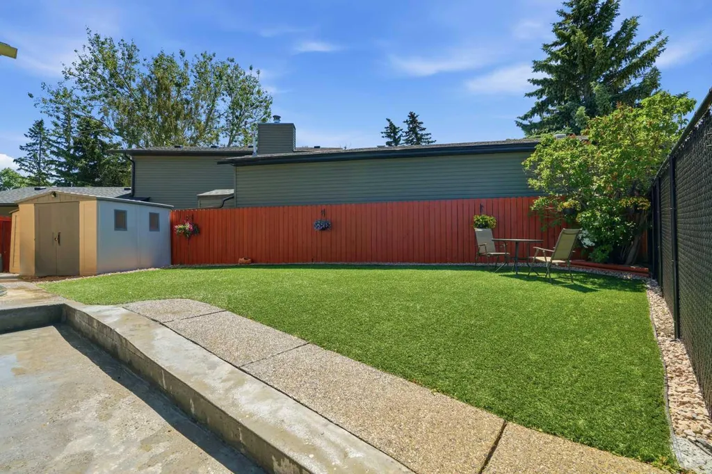 43 Beaconsfield Place NW Calgary AB T3K1W8