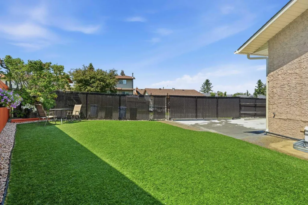 43 Beaconsfield Place NW Calgary AB T3K1W8