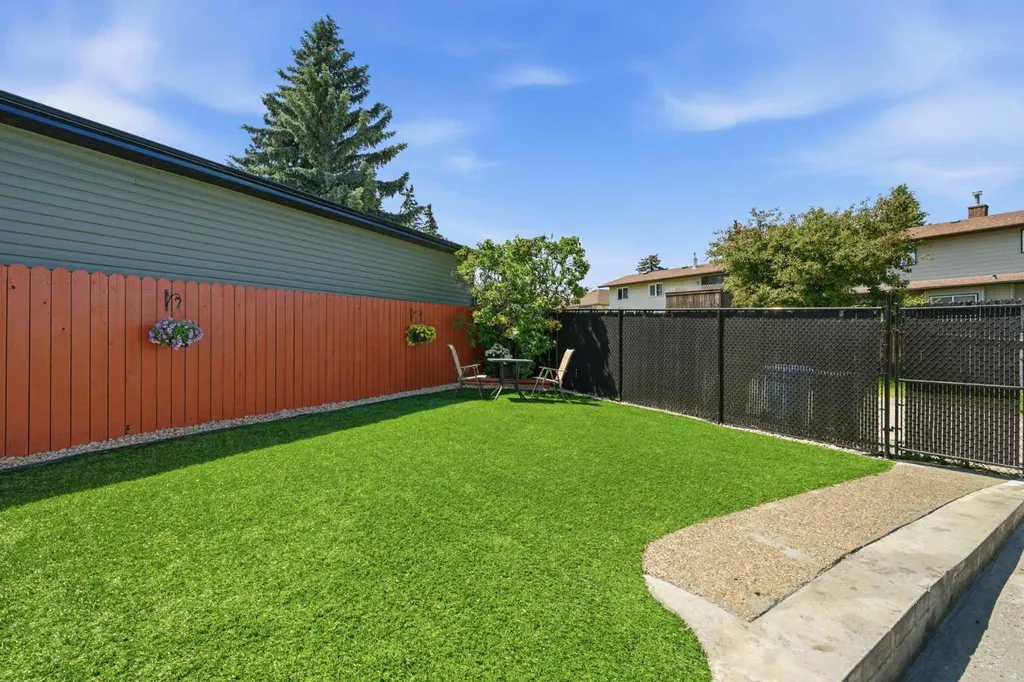 43 Beaconsfield Place NW Calgary AB T3K1W8