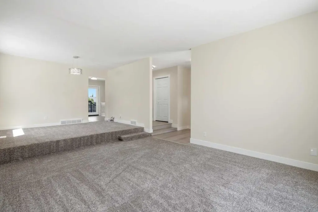 43 Beaconsfield Place NW Calgary AB T3K1W8
