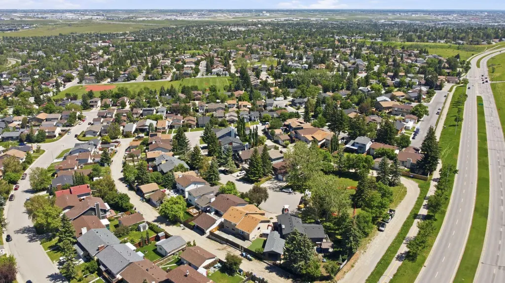 43 Beaconsfield Place NW Calgary AB T3K1W8