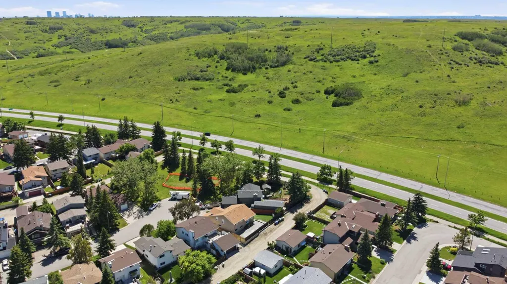 43 Beaconsfield Place NW Calgary AB T3K1W8