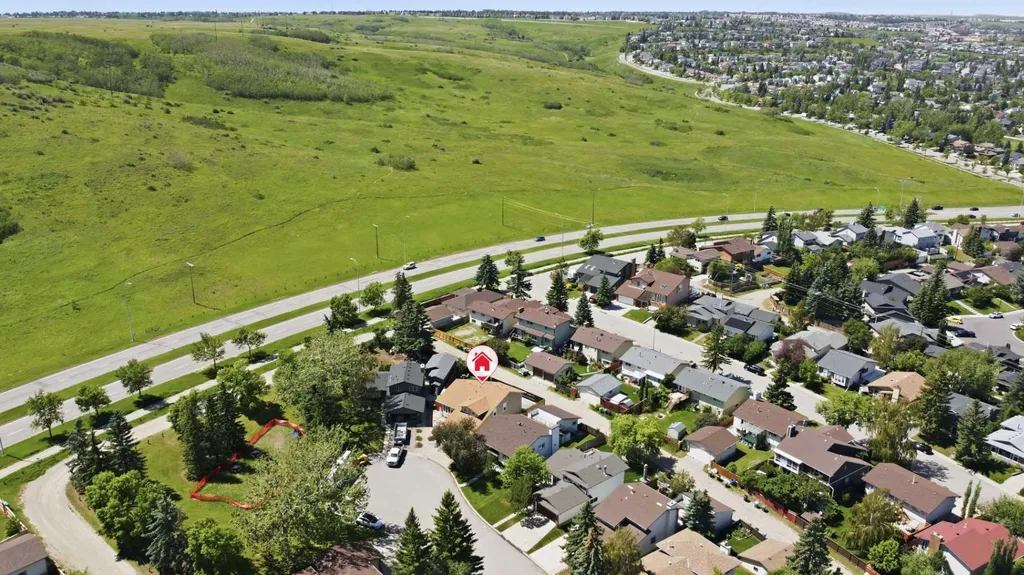 43 Beaconsfield Place NW Calgary AB T3K1W8