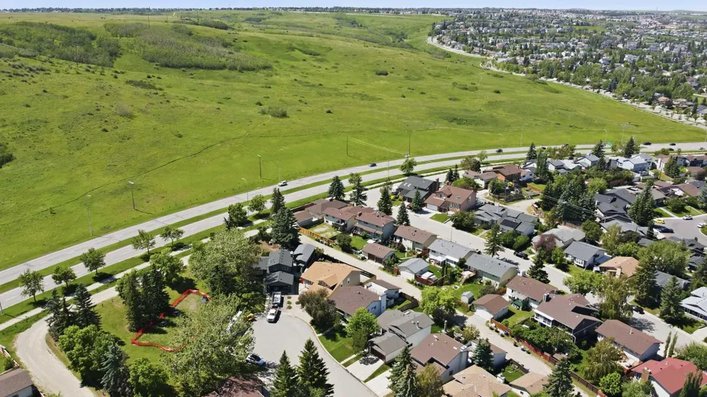 43 Beaconsfield Place NW Calgary AB T3K1W8