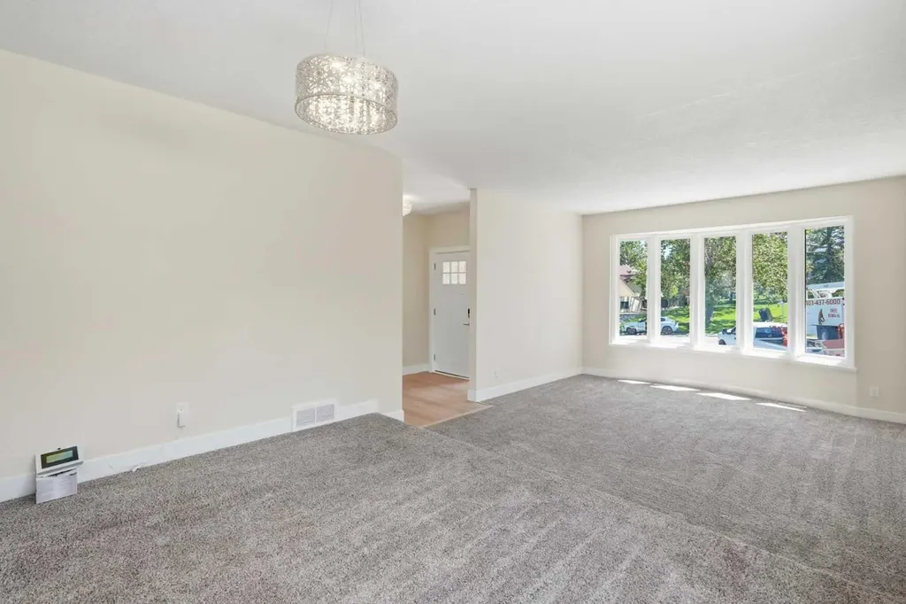 43 Beaconsfield Place NW Calgary AB T3K1W8