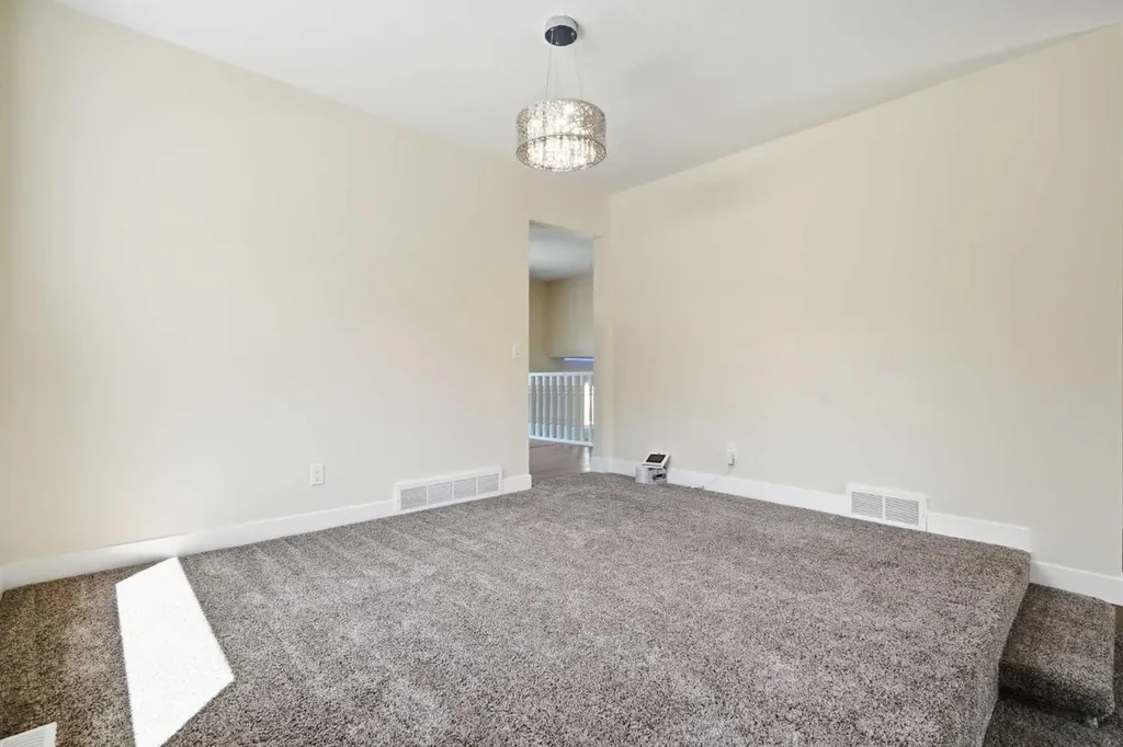 43 Beaconsfield Place NW Calgary AB T3K1W8