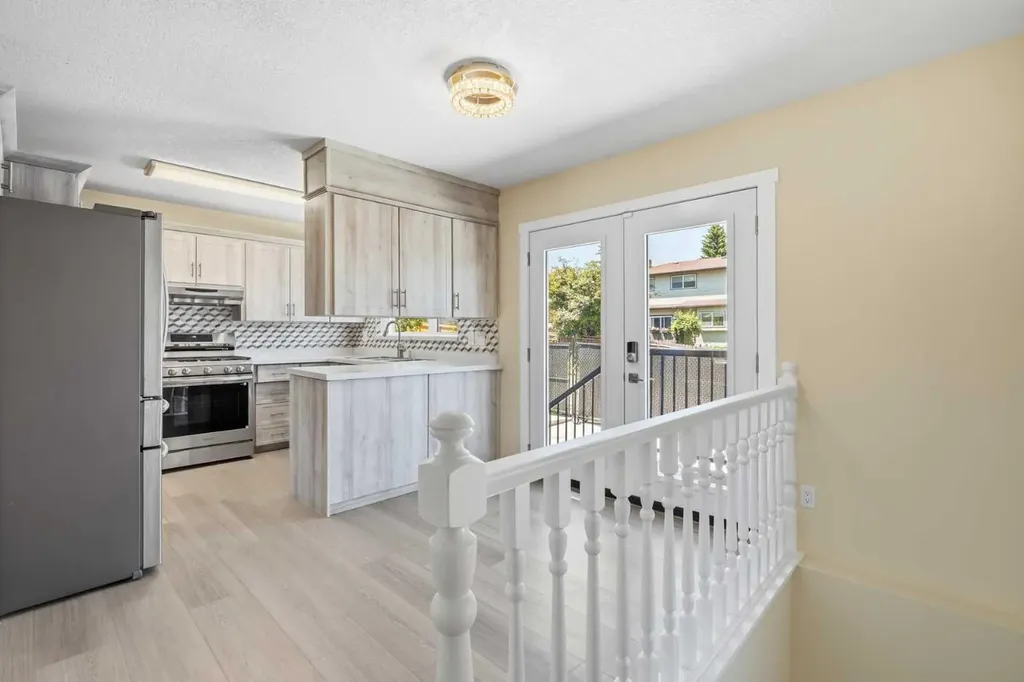 43 Beaconsfield Place NW Calgary AB T3K1W8