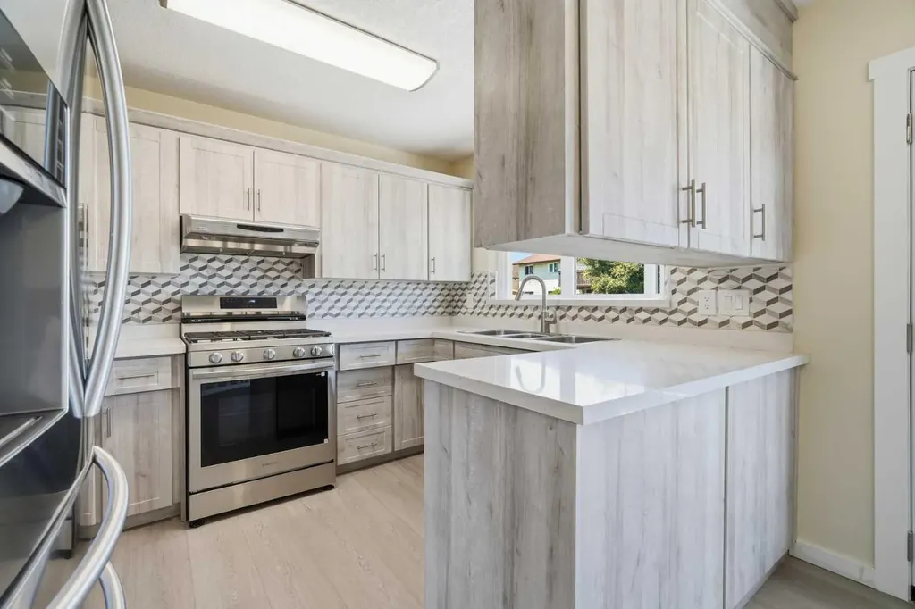 43 Beaconsfield Place NW Calgary AB T3K1W8
