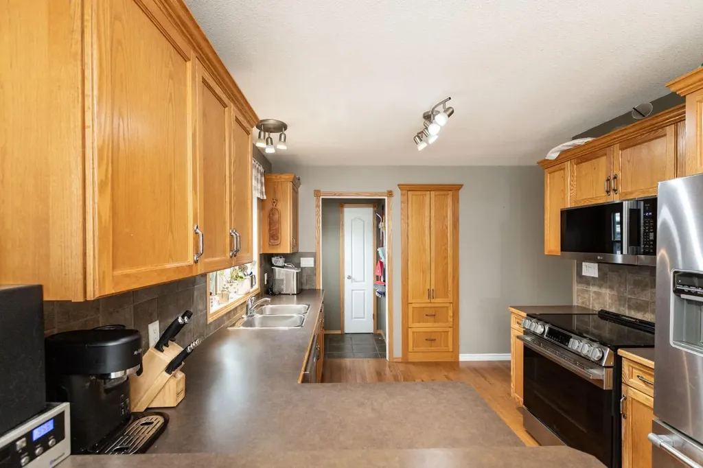 4510 60 Avenue Innisfail AB T4G 1L2