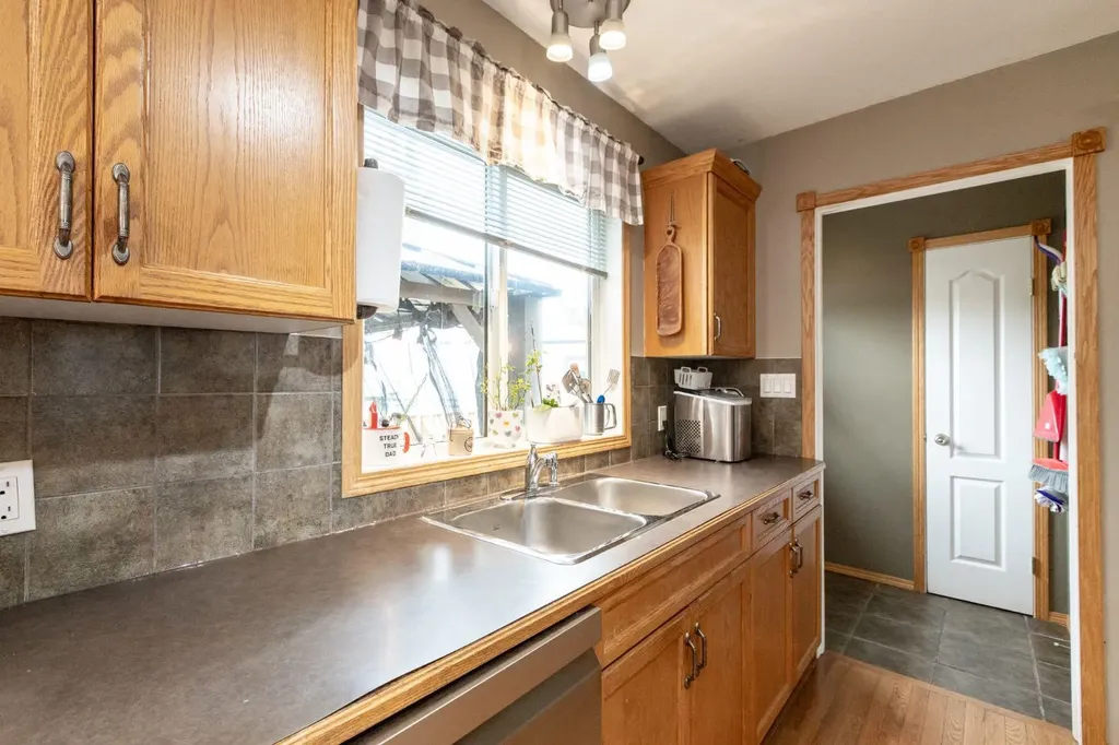 4510 60 Avenue Innisfail AB T4G 1L2