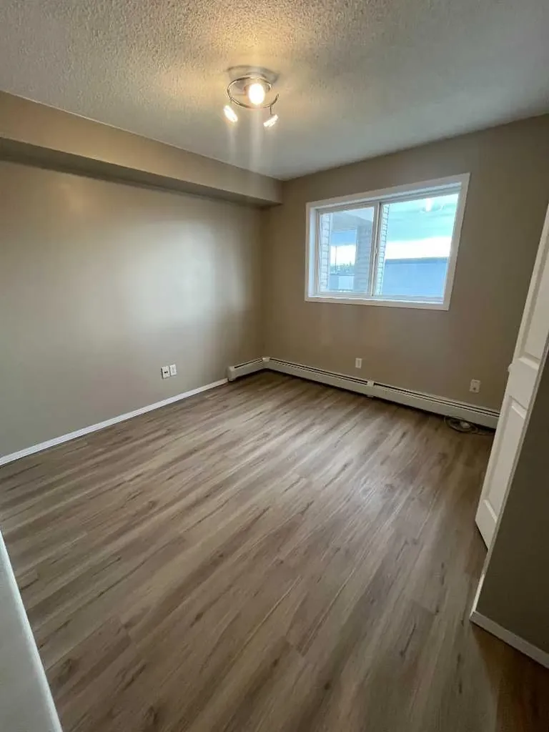 4975 130 Avenue SE Calgary AB T2Z 4M5